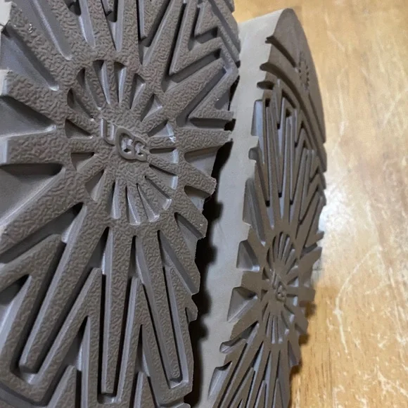 UGG Women's Tan and Red Platform Mules - Picture 8 of 11